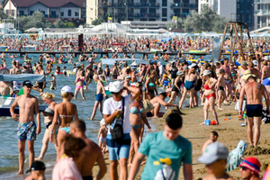 Врач рассказала, как не заразиться инфекцией на кишащем людьми курорте