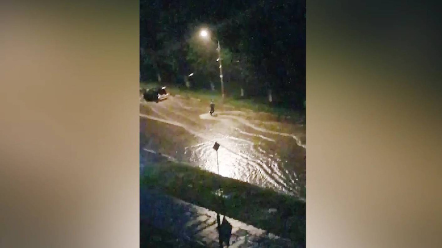 Вейкбордист, рассекающий по затопленным улицам Коломны. Обложка © t.me / Коломна Новости