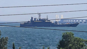 Большие десантные корабли подключились к перевозке машин на Керченской переправе