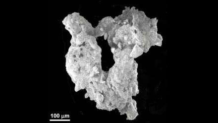 Частица лунной пыли под микроскопом. Фото ©  Европейское космическое агентство