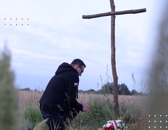 Моравецкий установил на Украине крест в память о жертвах Волынской резни. Фото © Канцелярия премьер-министра Польши в Twitter 