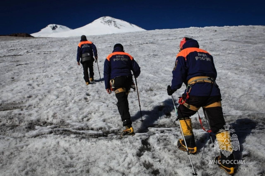 Спасатели выдвинулись на помощь альпинистам, застрявшим на Эльбрусе. Обложка © Telegram / МЧС КБР