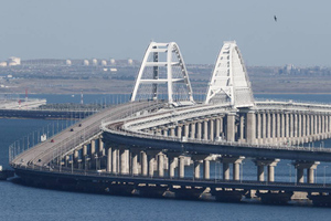 На Крымском мосту возобновили движение после перехвата крылатой ракеты