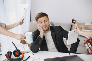 Этикетолог назвала способ заставить отвязаться надоедающего во время работы коллегу