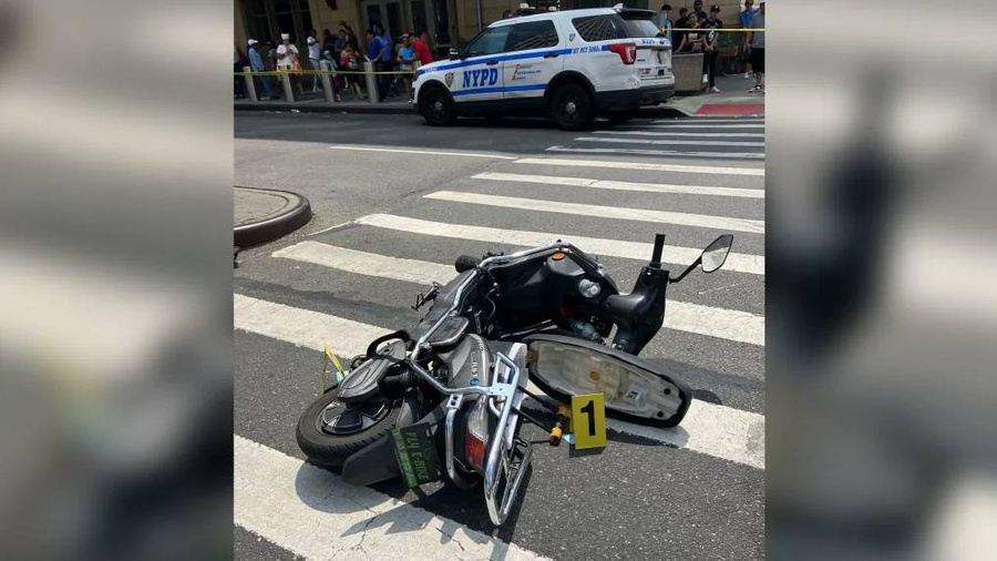 Скутер стрелка, убившего одного и ранившего трёх человек в Нью-Йорке. Обложка © Полиция Нью-Йорка