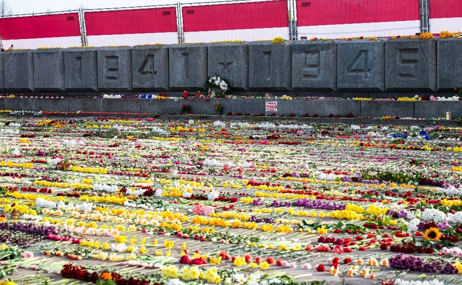 Цветы у памятника освободителям в Риге 10 мая 2022 года. Обложка © ТАСС / Таисия Воронцова