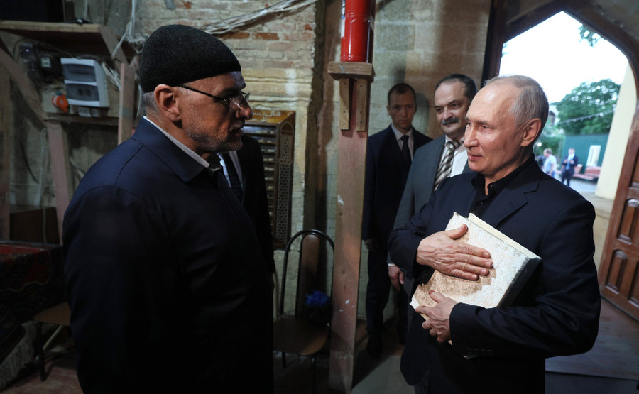 Президент РФ Владимир Путин с подаренным ему Кораном во время посещения мечети Джума в Дагестане. Фото © kremlin