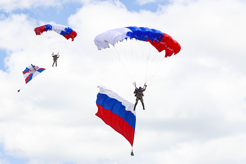 Десантники во время прыжков с парашютом на праздничных мероприятиях в День ВДВ. Фото © ТАСС / Александр Рюмин
