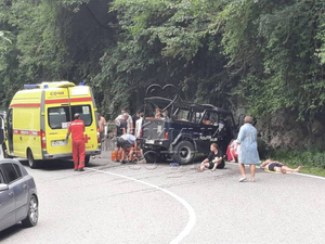 В Сочи УАЗ с туристами врезался в скалу, пострадало девять человек