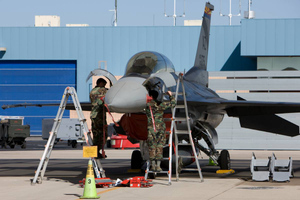 Вашингтон подтвердил, что незнание английского мешает начать обучение пилотов ВСУ управлению F-16