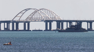Около 1300 автомобилей скопилось в очереди на Крымский мост с обеих сторон