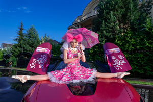 Розовая балерина: Волочкова решила хайпануть и села на шпагат в образе куклы Барби