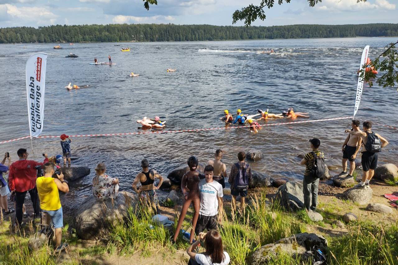 Россияне и россиянки устроили массовый заплыв с резиновыми женщинами в Ленобласти