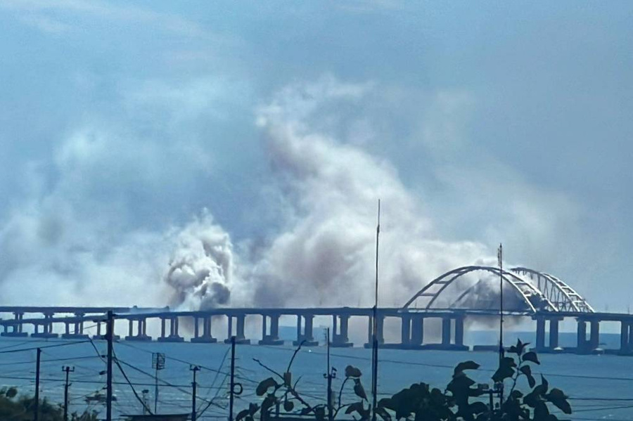 Защитная дымовая завеса на Крымском мосту при отражении ракетной атаки. Фото © ТАСС / Алёна Попова