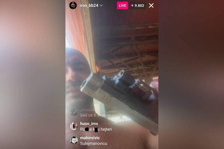 Нермин Сулейманович с пистолетом во время трансляции. Видео © Instagram (соцсеть запрещена в РФ, принадлежит корпорации Meta, которая признана в РФ экстремистской) / iron_bb24