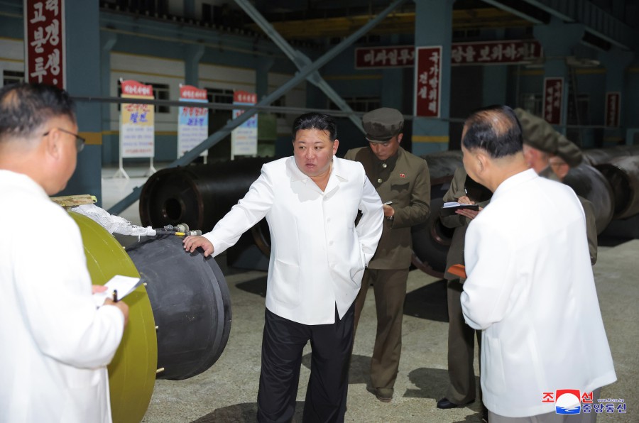 Ким Чен Ын в ходе визита на завод по производству ракетного вооружения. Фото ©  Центральное телеграфное агентство Кореи