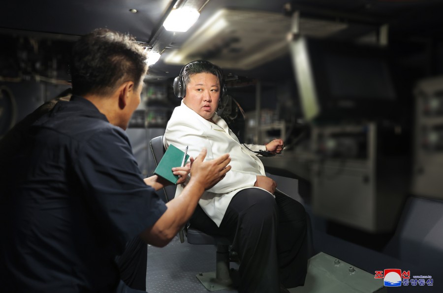 Ким Чен Ын на БТР. Фото © Центральное телеграфное агентство Кореи