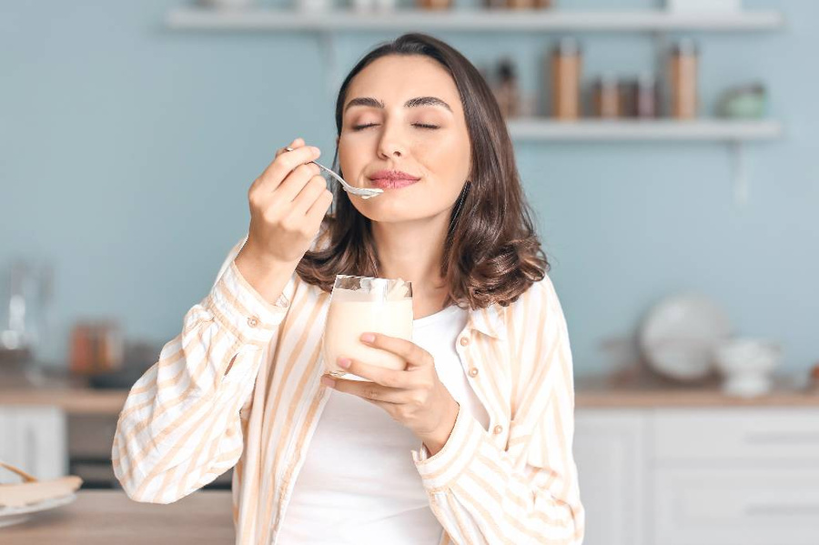 Если съедать йогурт натощак, то соляная кислота, которая находится в пустом желудке, будет разрушать молочно-кислые бактерии, содержащиеся в йогурте. Никакой пользы, один вред. Фото © Shutterstock