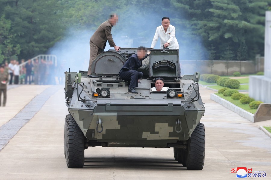 Ким Чен Ын прокатился на БТР. Фото © Центральное телеграфное агентство Кореи