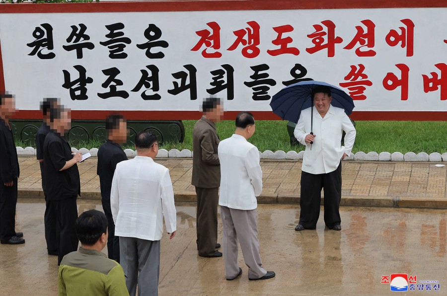 Ким Чен Ын в ходе визита на завод по производству ракетного вооружения. Фото © Центральное телеграфное агентство Кореи