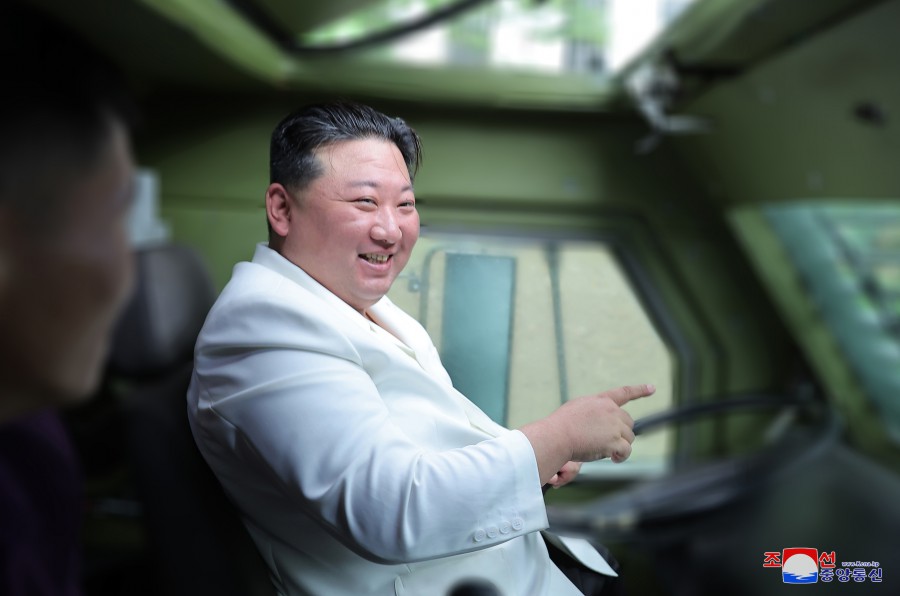 <p>Ким Чен Ын во время посещения военных заводов КНДР. Обложка © <a href="http://kcna.kp/ru/article/q/068099e4f08870737e8d29324de623e7.kcmsf" target="_blank" rel="noopener noreferrer">Центральное телеграфное агентство Кореи</a></p>