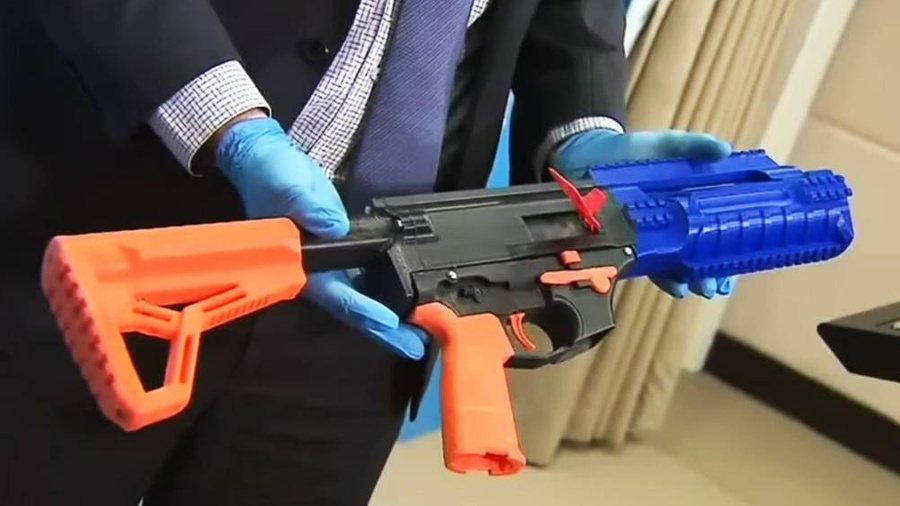 Напечатанный на 3D-принтере пистолет. Обложка © Кадр видео YouTube / 9 News Australia