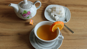 Диетолог предупредила о риске ожирения и дисбактериоза из-за чая с сахаром