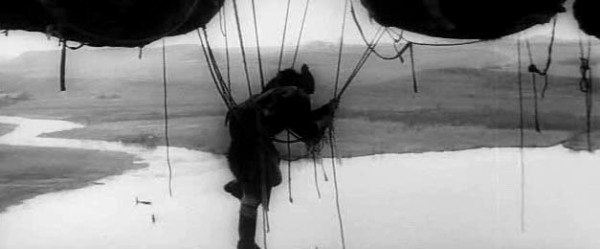 Полёт Ефима на воздушном шаре. Кадр © "Андрей Рублёв", СССР, 1966 год, режиссёр Андрей Тарковский, сценарист Андрей Кончаловский / Kinopoisk.ru