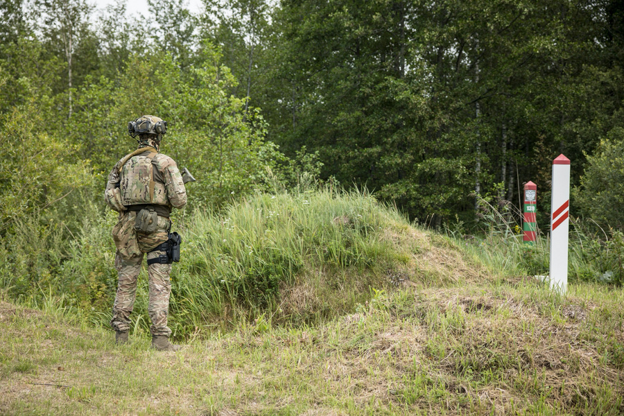 Латвийский пограничник на границе с Белоруссией. Обложка © rs.gov.lv