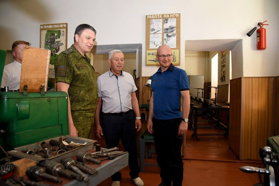 Кириенко и Пасечник посетили школы в Луганске. Фото © t.me / Леонид Пасечник