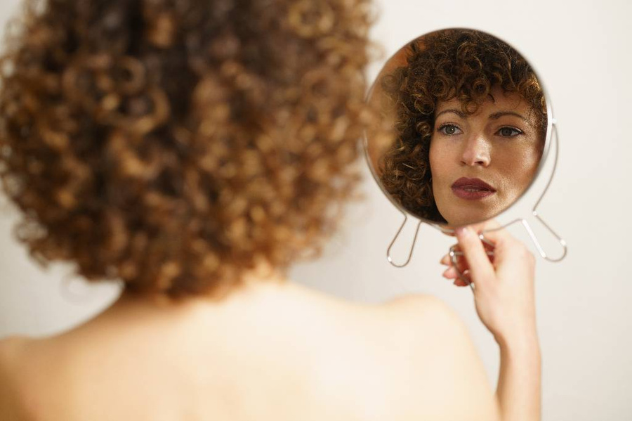 Чем опасно зеркало и почему его нельзя держать рядом с собой на столе. Фото © Shutterstock