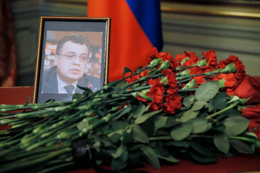 Цветы у портрета убитого российского посла в Турции Андрея Карлова. Обложка © Александр Щербак / ТАСС