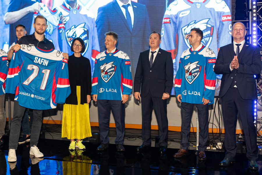 Новичок ХК "Лада" Остап Сафин на презентации команды. Обложка © Сайт ХК "Лада"