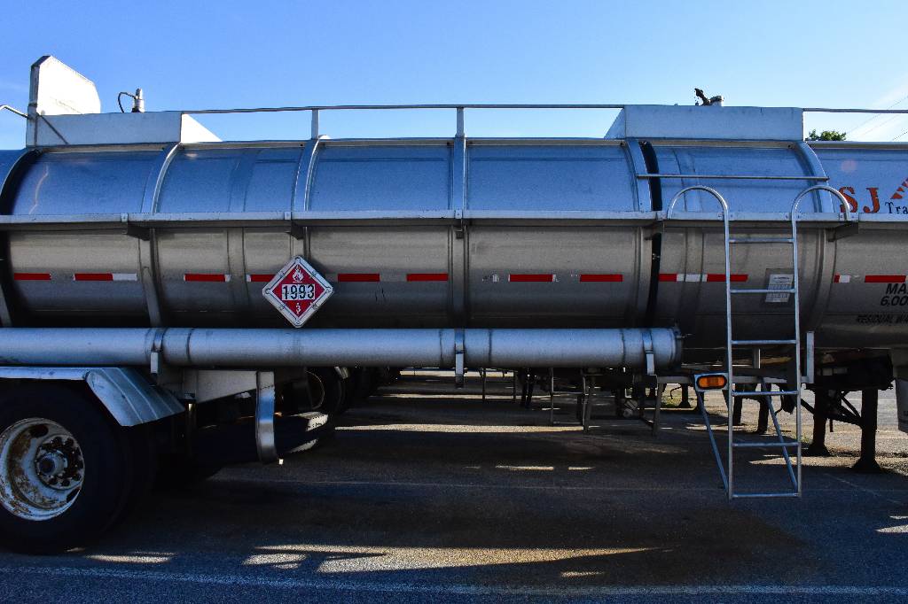 Американские военные похитили из Сирии 40 автоцистерн с нефтью