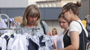 Депутат призвал ФАС разобраться, почему школьная форма, рюкзаки и канцтовары стоят так дорого