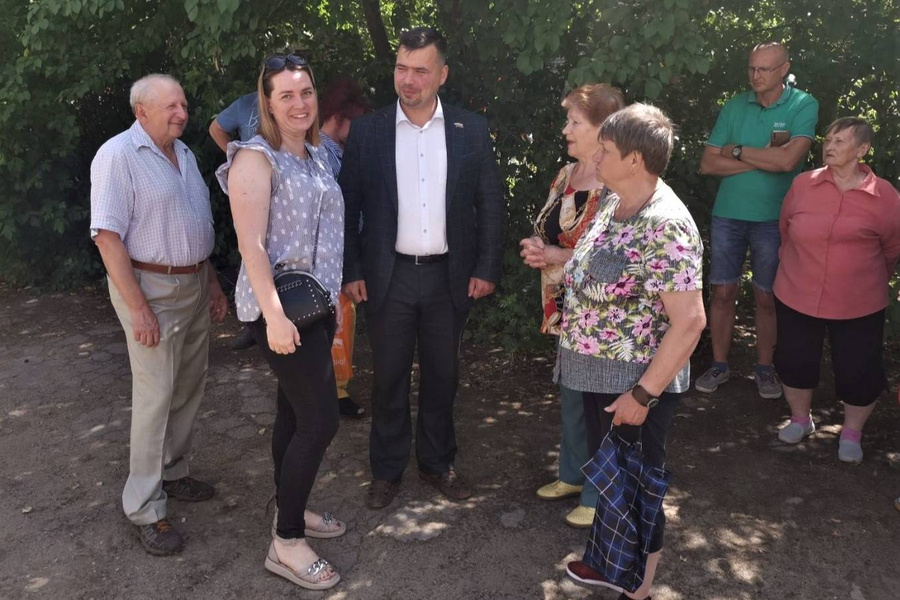 Смоленский депутат Александр Зеленский с местными жителями. Обложка © Сайт "Единой России"