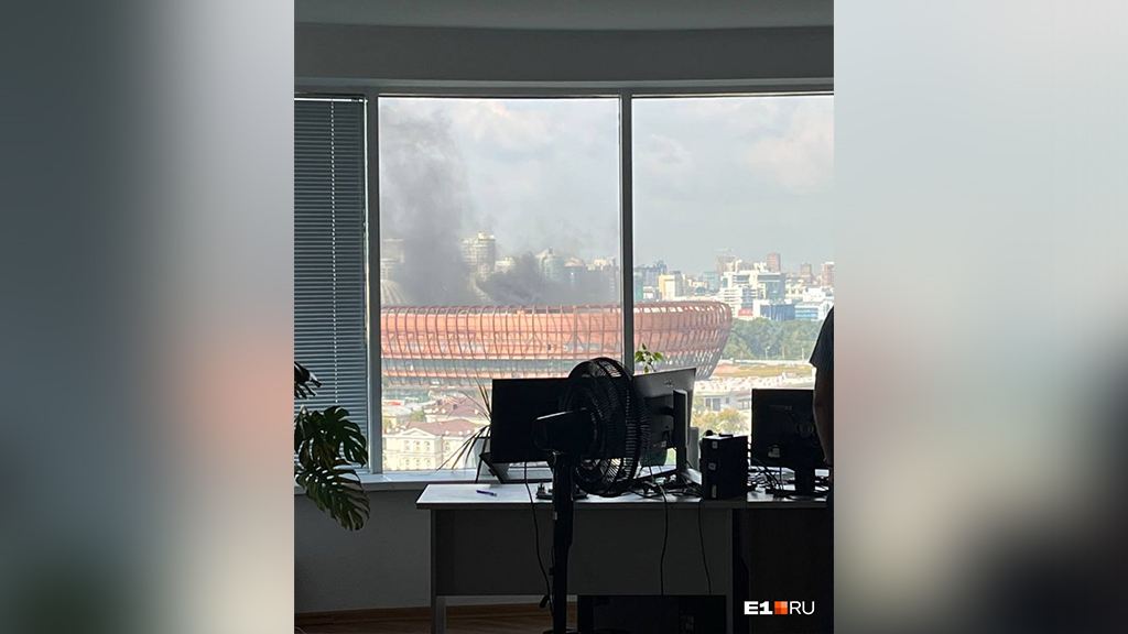 В центре Екатеринбурга загорелась строящаяся ледовая арена УГМК. Фото © Telegram / E1.RU 