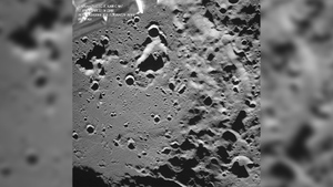"Луна-25" прислала первое фото поверхности спутника, и там виден уникальный кратер