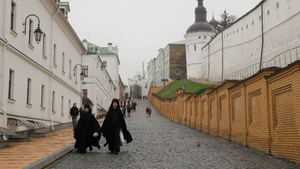 Россия потребовала перестать издеваться над монахами Киево-Печерской лавры