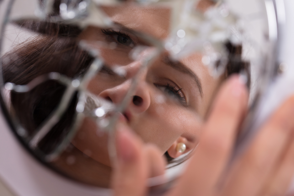 Разбитые зеркала нельзя нигде хранить, даже в сумке. Иначе вызовете беду и горе. Фото © Shutterstock