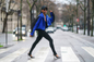 Рейтузы со штрипками теперь можно встретить на парижских модницах. Фото © Getty Images / Edward Berthelot