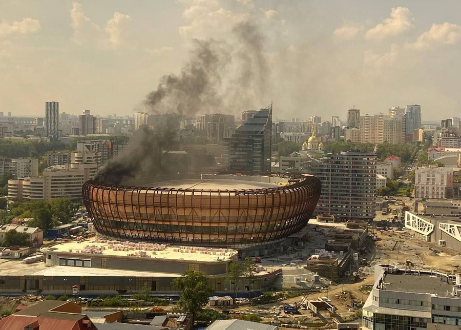 В центре Екатеринбурга загорелась строящаяся ледовая арена УГМК. Обложка © Telegram / 360tv