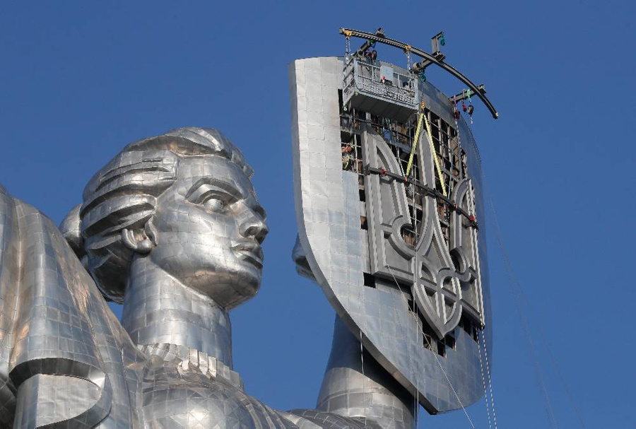 <p>Замена герба СССР на трезубец на монументе "Родина". Фото © ТАСС / EPA / SERGEY DOLZHENKO</p>