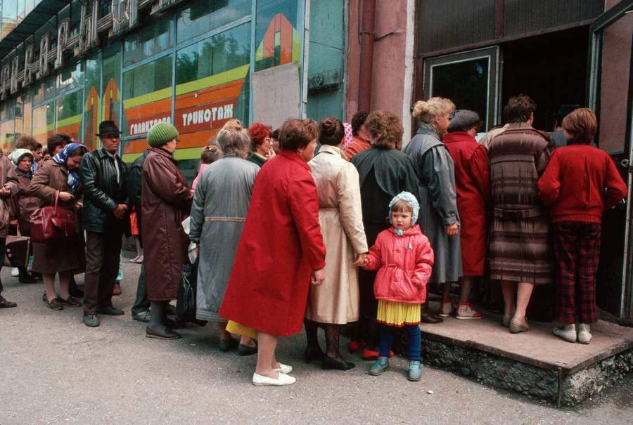 Почему советские продавщицы такие злые? А вы попробуйте вежливо улыбаться, когда очередь из покупателей раскинулась на километр и нет даже минутки свободной, чтобы присесть. Фото © Getty Images / Peter Turnley / Corbis / VCG