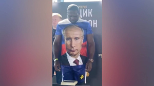 Американский боксёр Кевин Джонсон вышел на взвешивание в футболке с Путиным