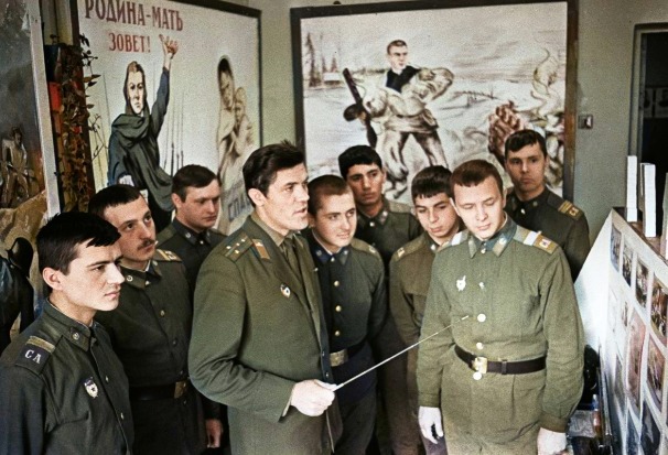 Как была устроена жизнь советских солдат: фотографии времён СССР. Фото © ТАСС / Смольский Сергей