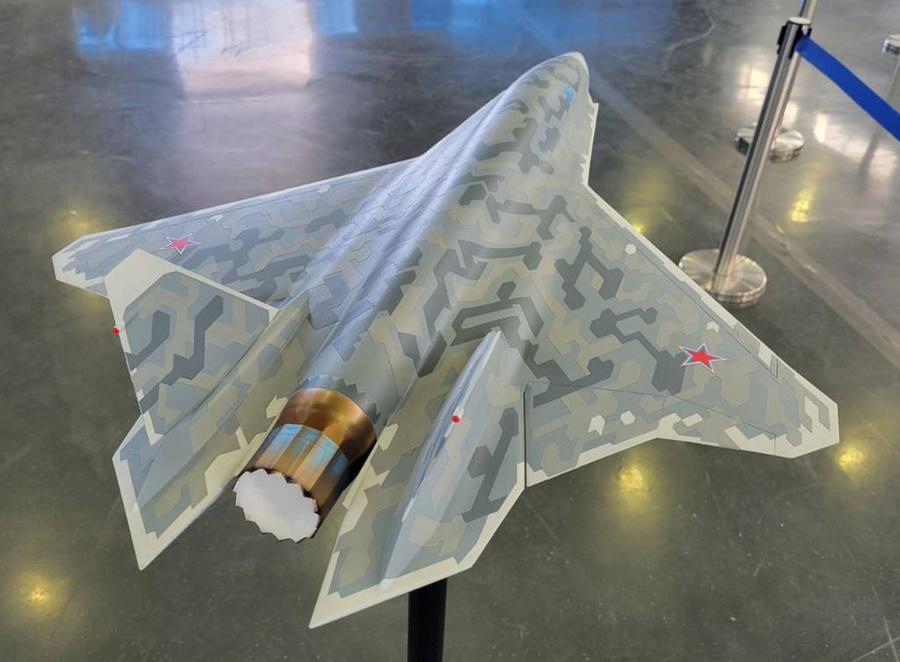 Модель истребителя Су-75 Checkmate привлекла взоры посетителей. Пока это всего лишь макет, но в скором времени проект воплотится в жизнь, как и ряд других. Фото © Михаил Жердев / аixbt.com 