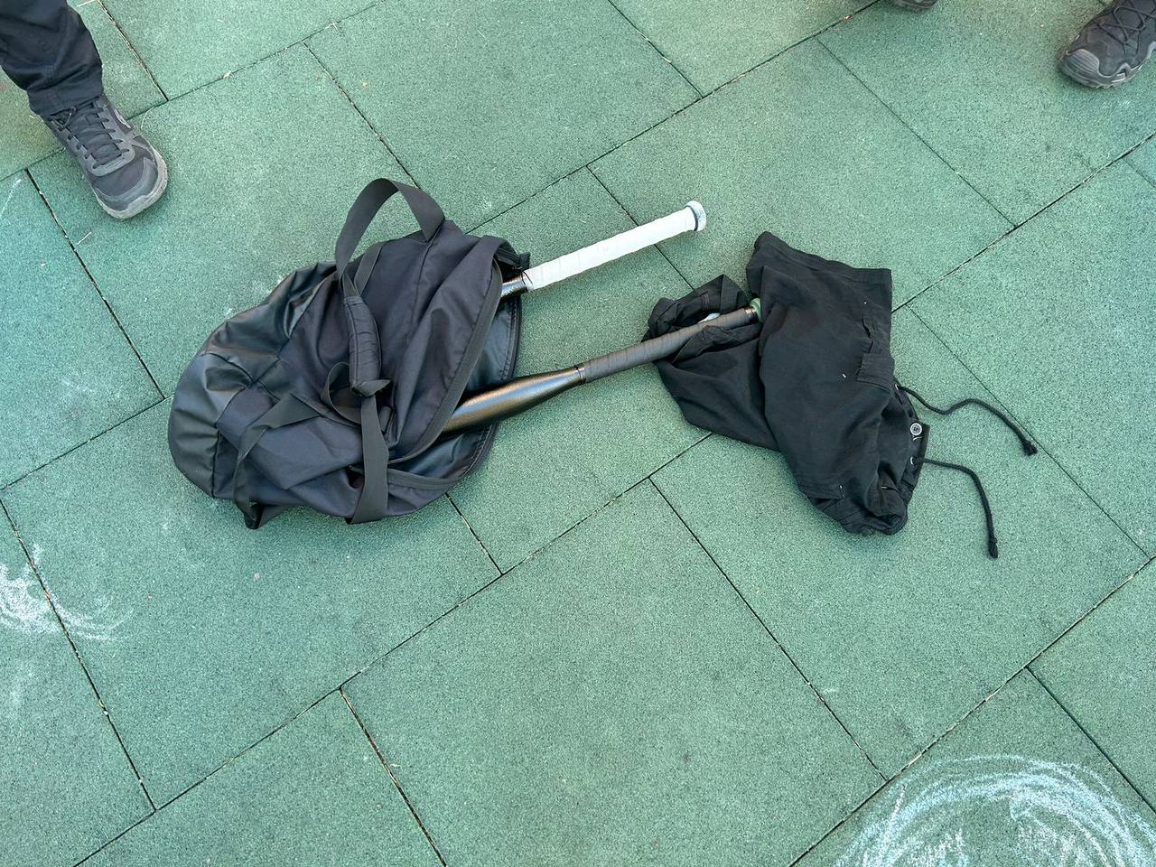 У задержанных обнаружили биты. Фото © Telegram / Данило Гетманцев