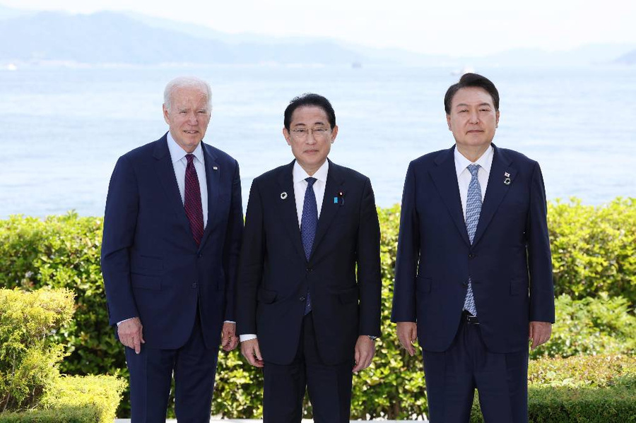 <p>Президент США Джо Байден, премьер-министр Японии Фумио Кисида, президент Южной Кореи Юн Сок Ель. Обложка © ТАСС / EPA</p>