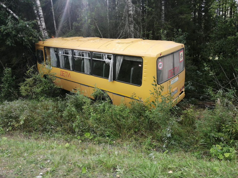 Попавший в ДТП в Пермском крае автобус с детьми. Обложка © t.me / Полиция Прикамья